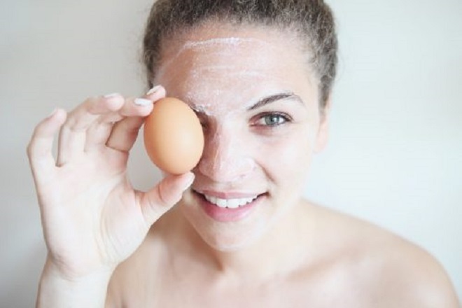 Thoa lòng trắng trứng để làm sáng da