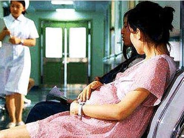 Đôi trẻ "yêu" đều đặn cả năm trời vẫn không có thai, đi khám mà cười như mếu. Chồng đưa vợ sinh con đầu lòng, bác sĩ khám vùng kín bảo: Đây không phải là con đầu lòng.